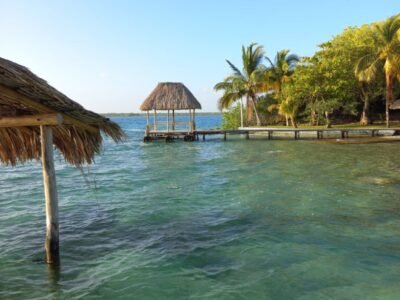 Casa con muelle hacia el mar